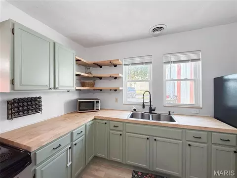 Kitchen - 301 S Palmyra, Perry, MO 63462 photo 2 of 5