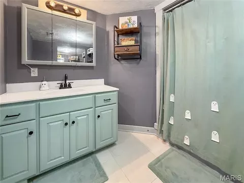 Bath - 301 S Palmyra, Perry, MO 63462 photo 2 of 4