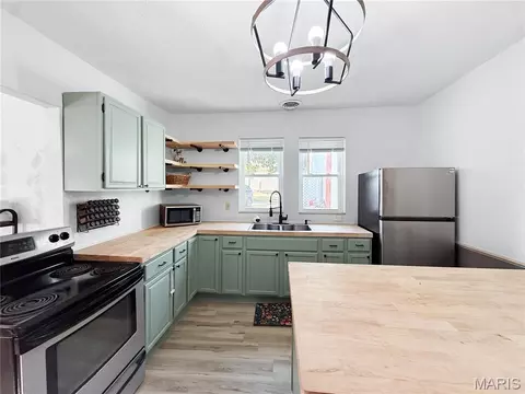 Kitchen - 301 S Palmyra, Perry, MO 63462 photo 1 of 5