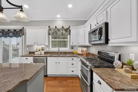 Kitchen - 708 Hilltop Woods Ct, Eureka, MO 63025 photo 5 of 7