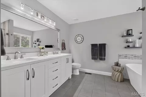 Bath - 708 Hilltop Woods Ct, Eureka, MO 63025 photo 3 of 6