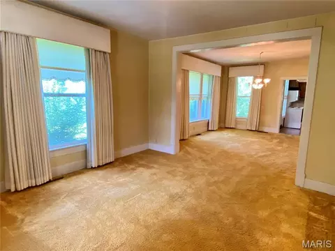 Living - 304 Hunter St, Charleston, MO 63834 photo 2 of 4