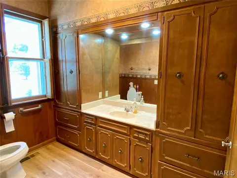 Bath - 304 Hunter St, Charleston, MO 63834 photo 1 of 4