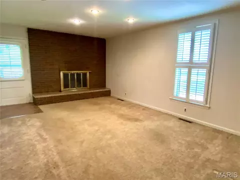 Living - 304 Hunter St, Charleston, MO 63834 photo 3 of 4