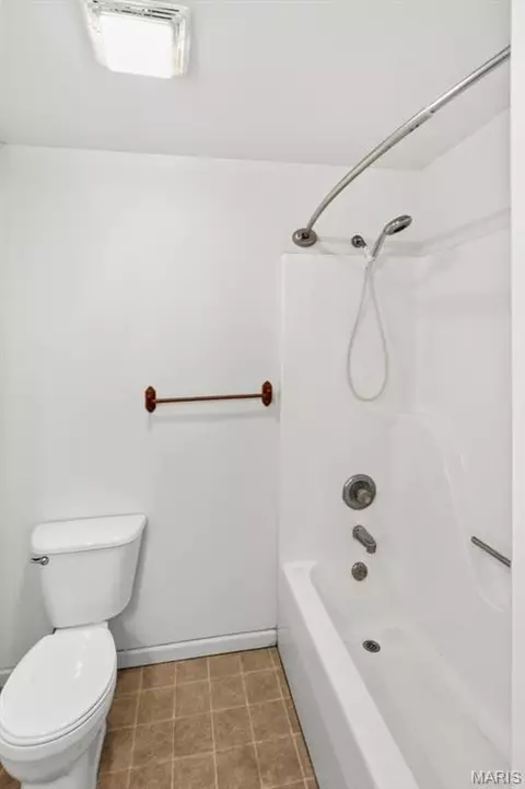 Bath - 383 Vernon St, Sullivan, MO 63080 photo 2 of 5