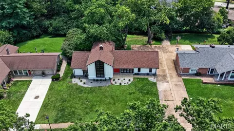 Exterior - 500 Kingridge Dr, Ballwin, MO 63011 photo 7 of 10