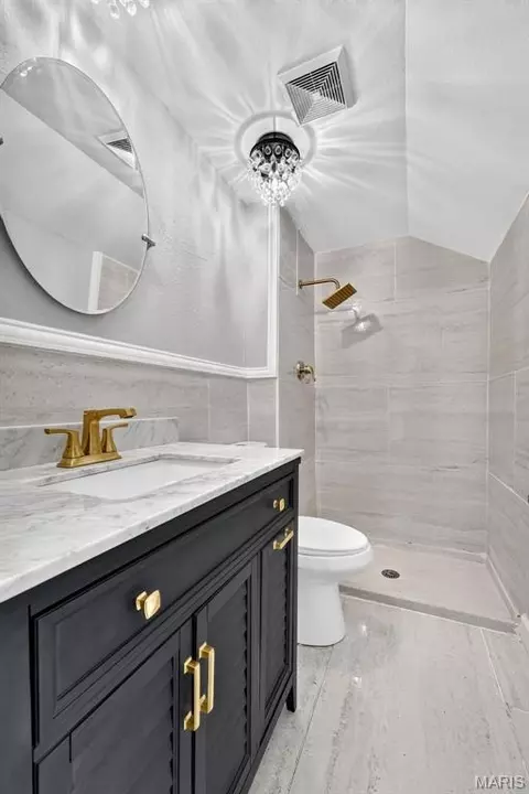 Bath - 500 Kingridge Dr, Ballwin, MO 63011 photo 2 of 5
