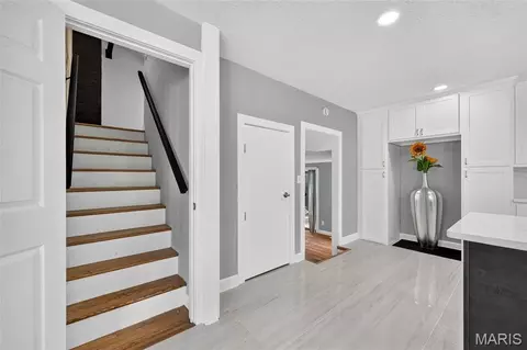 Entry Way - 500 Kingridge Dr, Ballwin, MO 63011 photo 5 of 5