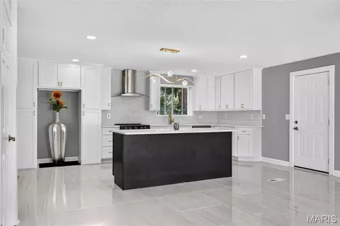 Kitchen - 500 Kingridge Dr, Ballwin, MO 63011 photo 2 of 6