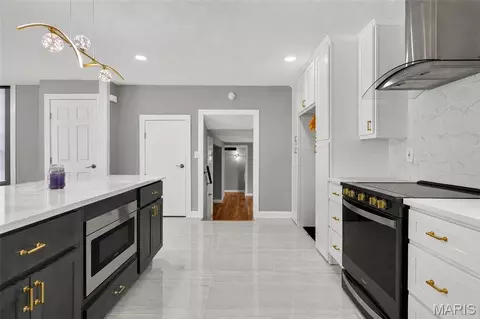 Entry Way - 500 Kingridge Dr, Ballwin, MO 63011 photo 1 of 5