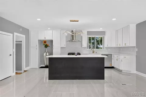 Kitchen - 500 Kingridge Dr, Ballwin, MO 63011 photo 1 of 6