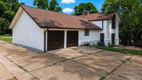 Exterior - 500 Kingridge Dr, Ballwin, MO 63011 photo 6 of 10