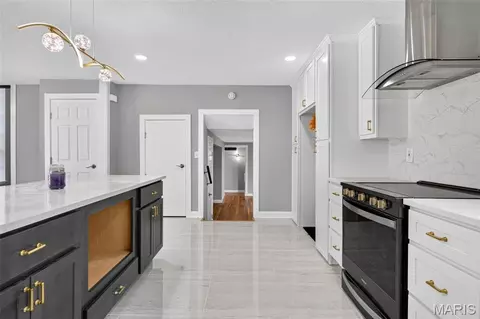 Entry Way - 500 Kingridge Dr, Ballwin, MO 63011 photo 2 of 5
