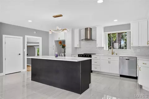 Kitchen - 500 Kingridge Dr, Ballwin, MO 63011 photo 3 of 6