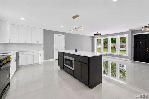 Kitchen - 500 Kingridge Dr, Ballwin, MO 63011 photo 6 of 6