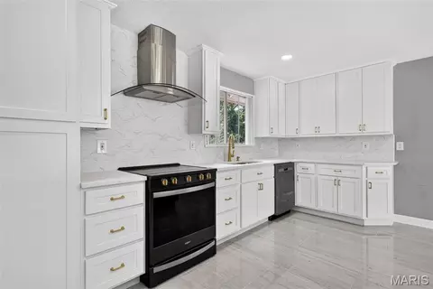 Kitchen - 500 Kingridge Dr, Ballwin, MO 63011 photo 5 of 6
