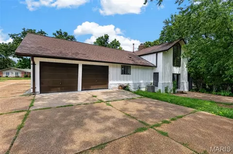 Exterior - 500 Kingridge Dr, Ballwin, MO 63011 photo 8 of 10