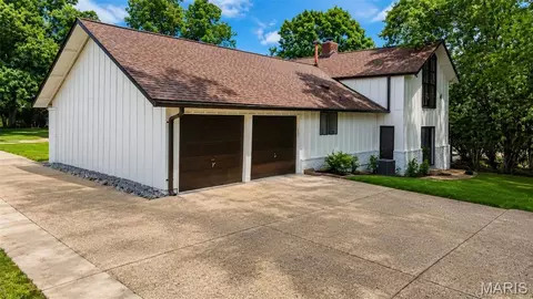 Exterior - 500 Kingridge Dr, Ballwin, MO 63011 photo 5 of 10