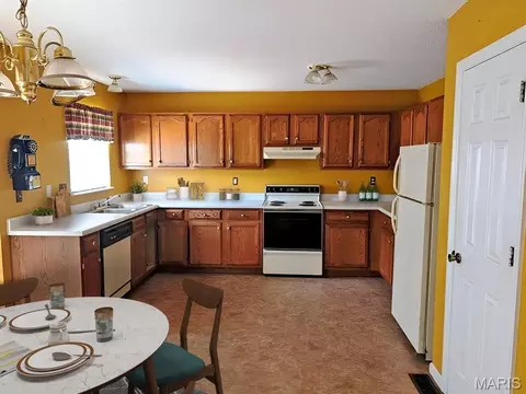 Kitchen - 4043 Sun Tide Ct, Arnold, MO 63010 photo 2 of 2