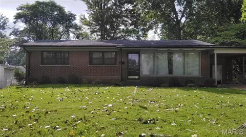 2 Saint Rose Ct, Florissant, MO 63031