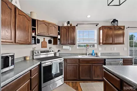 Kitchen - 21 Doe Ct, Moro, IL 62067 photo 3 of 3