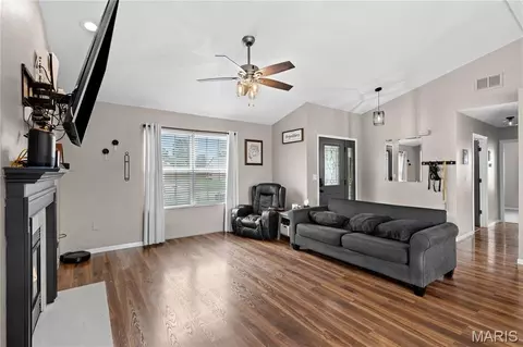 Living - 21 Doe Ct, Moro, IL 62067 photo 1 of 1