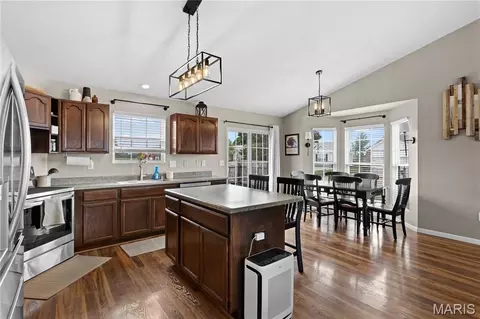 Kitchen - 21 Doe Ct, Moro, IL 62067 photo 2 of 3