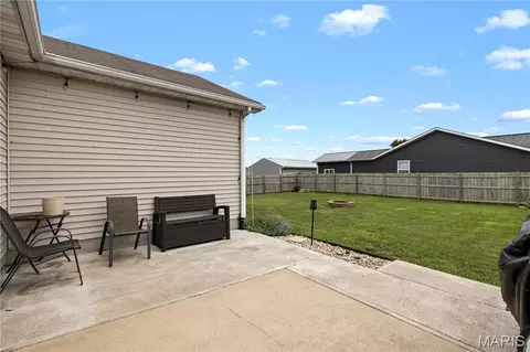 Exterior - 21 Doe Ct, Moro, IL 62067 photo 4 of 6