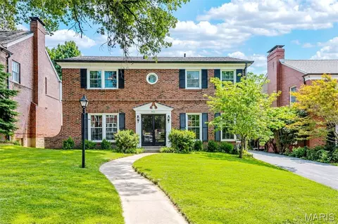 8016 Davis Dr, Saint Louis, MO 63105