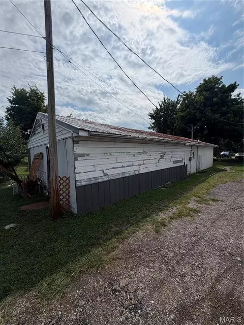 327 N Hickory St, Centralia, IL 62801 photo 3