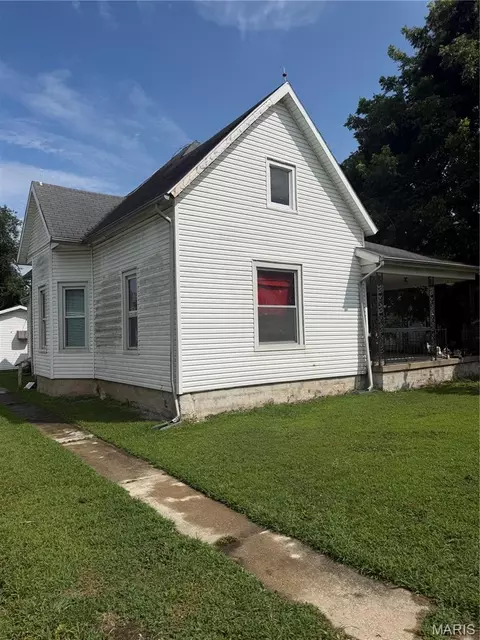 327 N Hickory St, Centralia, IL 62801 photo 2