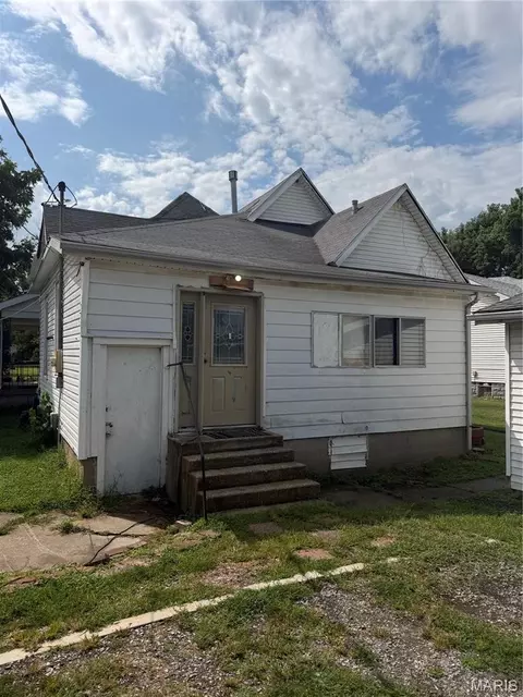 327 N Hickory St, Centralia, IL 62801 photo 4