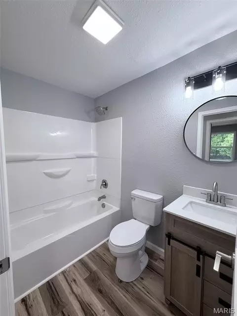 Bath - 2181 Spring Bluff Rd, Sullivan, MO 63080 photo 2 of 2
