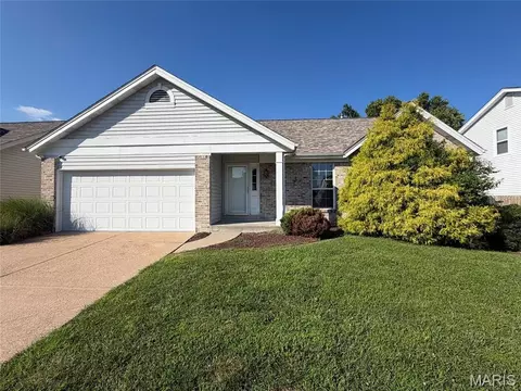 2744 Chapel View Dr, Florissant, MO 63031