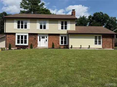 12518 Woodstream Dr, Saint Louis, MO 63138
