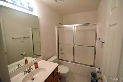 Bath - 1002 Shire Ln, Eureka, MO 63025 photo 1 of 2