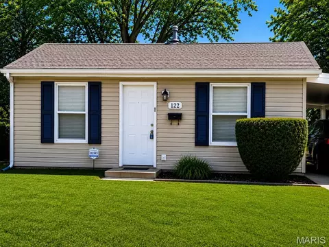 122 Lazarcheff Dr, Cahokia, IL 62206