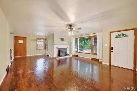 Living - 803 Fairgrounds Rd, Rolla, MO 65401 photo 2 of 8