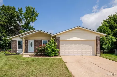 2894 Park New York Dr, Florissant, MO 63031
