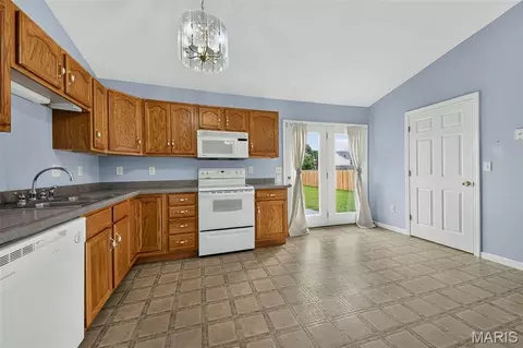 Kitchen - 54 Spring Hill Cir, Wright City, MO 63390 photo 2 of 4