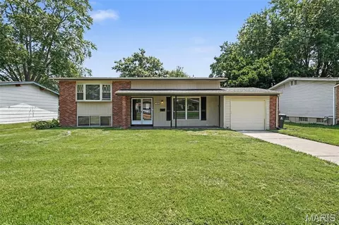 1530 Loveland Dr, Florissant, MO 63031