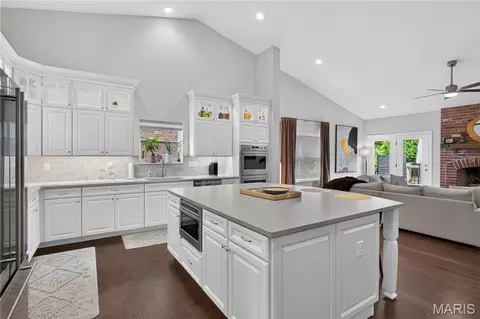 Kitchen - 1329 Cordata Dr, Frontenac, MO 63131 photo 2 of 4