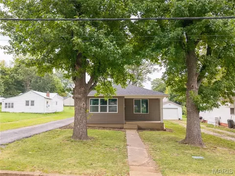904 N Middle St, Farmington, MO 63640