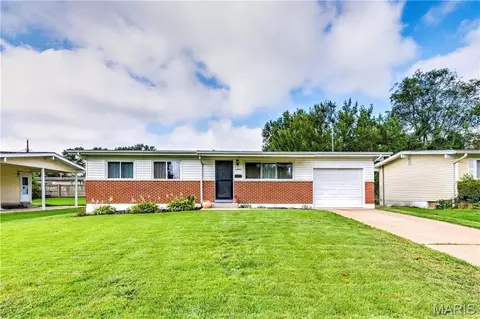 1480 Boulder Dr, Florissant, MO 63031