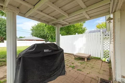 Exterior - 324 Rohm Pl, Roxana, IL 62084 photo 9 of 10