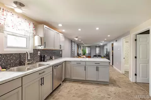 Kitchen - 324 Rohm Pl, Roxana, IL 62084 photo 5 of 5