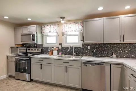 Kitchen - 324 Rohm Pl, Roxana, IL 62084 photo 2 of 5