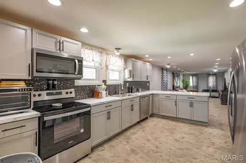 Kitchen - 324 Rohm Pl, Roxana, IL 62084 photo 3 of 5