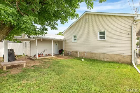 Exterior - 324 Rohm Pl, Roxana, IL 62084 photo 3 of 10