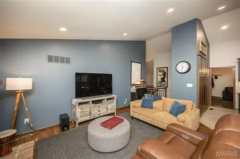 Living - 828 Westbrooke Meadows Ct, Ballwin, MO 63021 photo 2 of 4